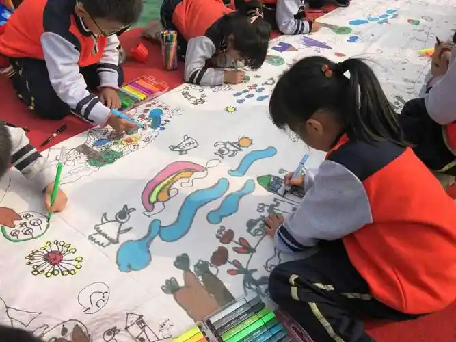 绘秋天"——协和国际学校英贝幼儿园百米长卷绘画亲子活动圆满成功!