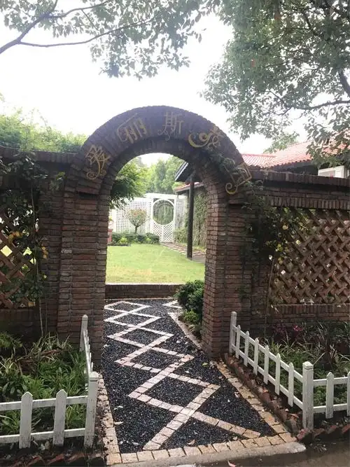 红砖组合成各种不同风格的围墙.