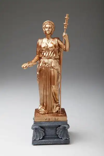 在希腊神话中是大地丰收女神,非常的受广大人民的喜爱,因为她又无边的