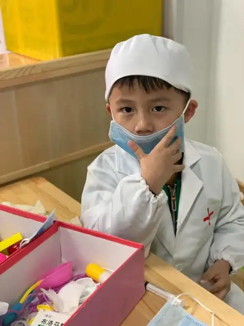 角色游戏是幼儿通过想象,创造性地模仿现实生活的活动,它为孩子提供了