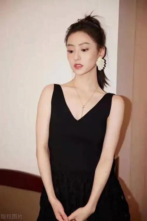 娱乐圈自然是不缺乏长相精致的美人,而何美璇的五官和身材,同样精致的