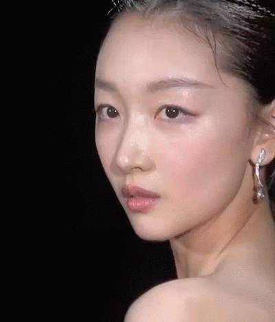 在眼睛上也适用——哪怕眼睛小点,眼形不完美,单眼皮,但只要"有神"