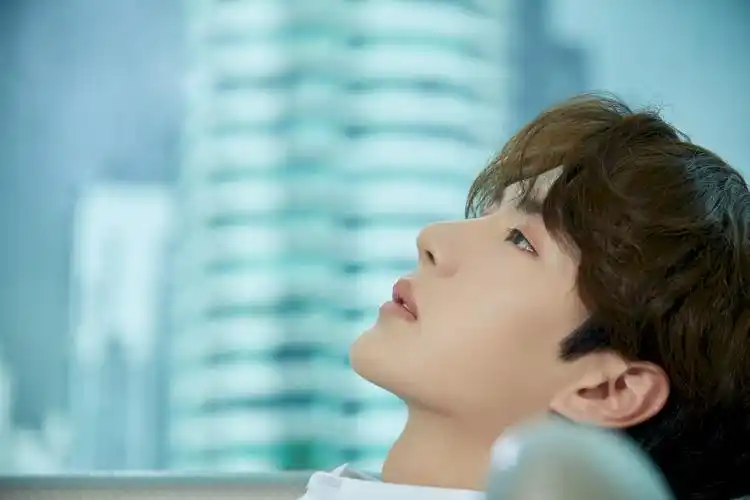 对着女孩微笑的王一博_高清图集_新浪网