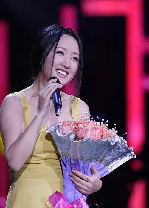 杨钰莹五年前的一组高清抓拍美照有点婴儿肥的玉女就像个瓷娃娃