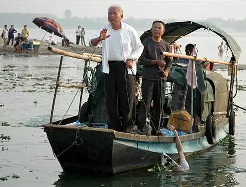 美女穿寿衣入棺材 图:给美女死尸换寿衣 图(图文)
