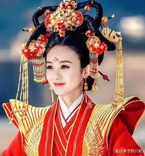 赵丽颖古装剧凤冠霞帔照好美!每一款都那么庄重优雅,令人心动
