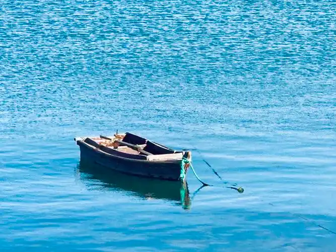 蓝色海洋上的一叶小舟