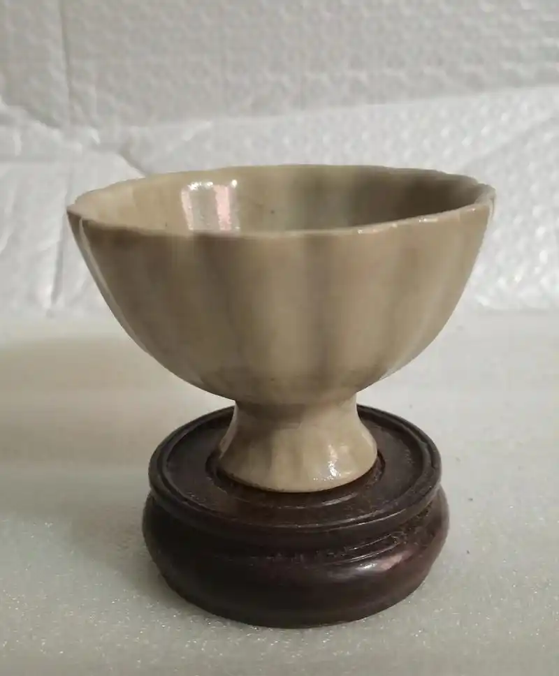 宋代龙泉窑葵口高足杯. - 抖音