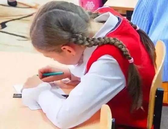 含胸驼背怎么骂都挺不直你该给孩子试试这个了