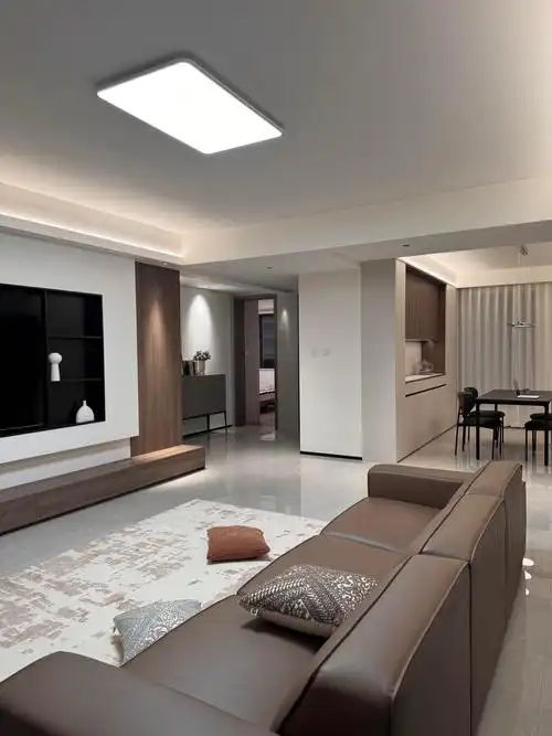 用铝型材做了单边向上发光 △客厅开间4.9米