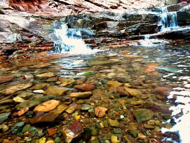 清澈见底的小溪流,让人心旷神怡
