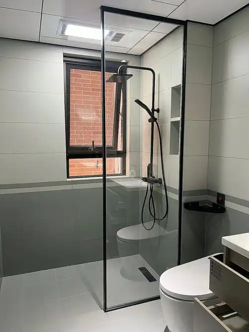 一个透明玻璃隔断提升了整个卫生间的颜值