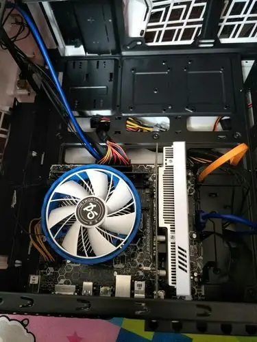 最好是找个视频看一下安装方法,优酷上搜索,独立显卡安装方法,只需要