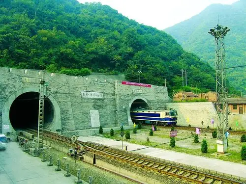 承建的西康铁路秦岭i线隧道工程荣获"中国建设工程鲁班奖"和"中国土木