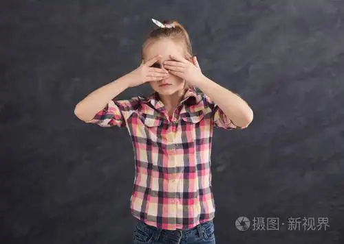 小女孩用手捂眼睛
