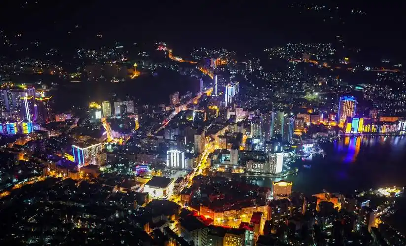 曾经繁华的云南"小香港",被誉为"锡都"的个旧_金湖_夜景_阴山