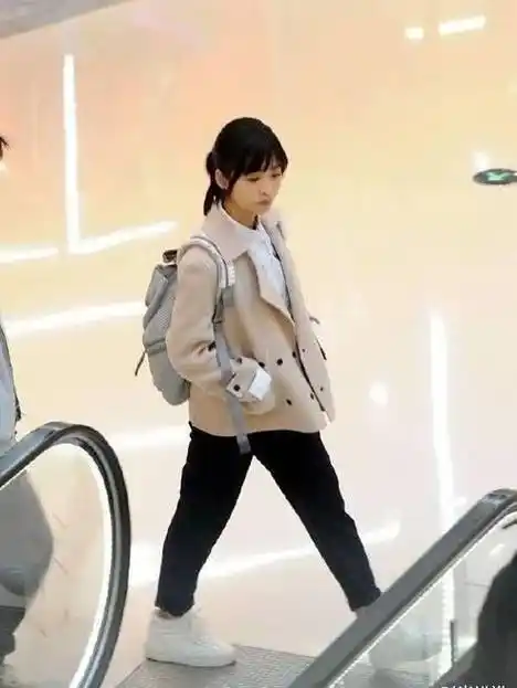 原创偶像剧演成乡下小妹活动照粗腿抢镜沈月是如何成为女明星的