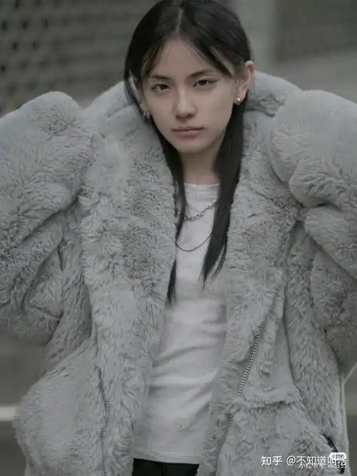 如何评价香港女星梁洛施的长相