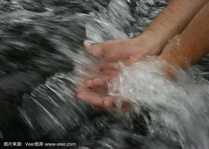 杯状双手接住瀑布的水