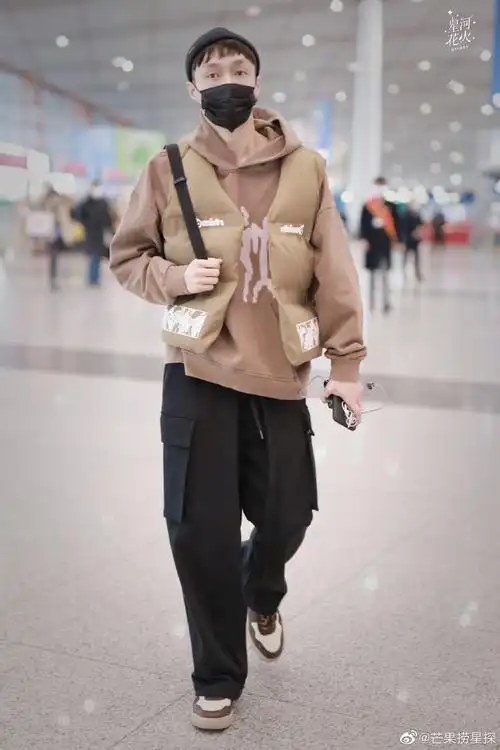 卡其色穿搭搭配黑色毛线帽……|毛线帽|张艺兴|卡其色_新浪新闻