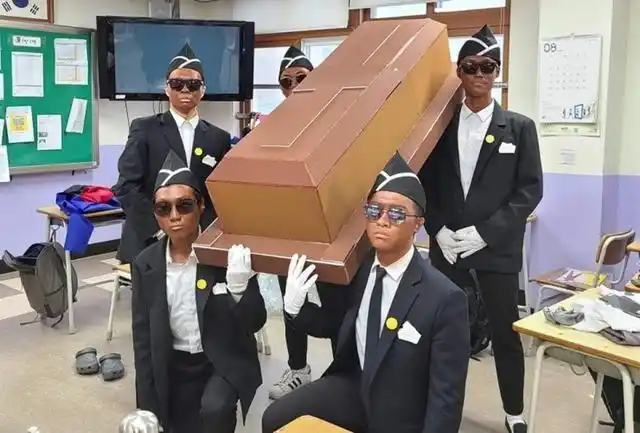 韩学生涂脸扮黑人抬棺遭加纳籍韩星怒斥正版抬棺团长回应