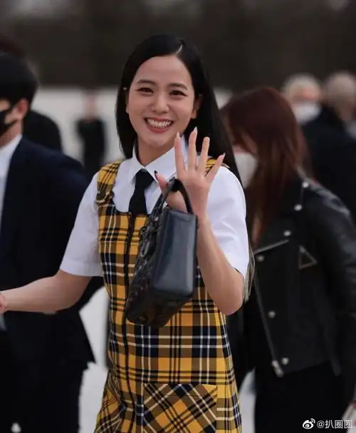 出现在巴黎时装周的jisoo笑得好甜