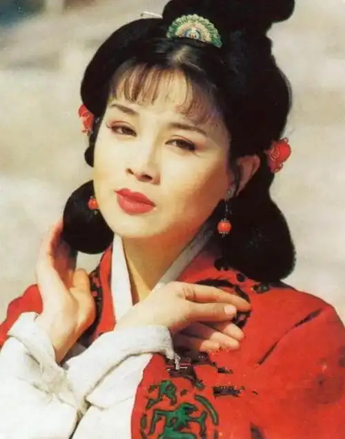 最巅峰的莫过于1996年时与张铁林,袁立等人联合出演的《汉宫飞燕》了