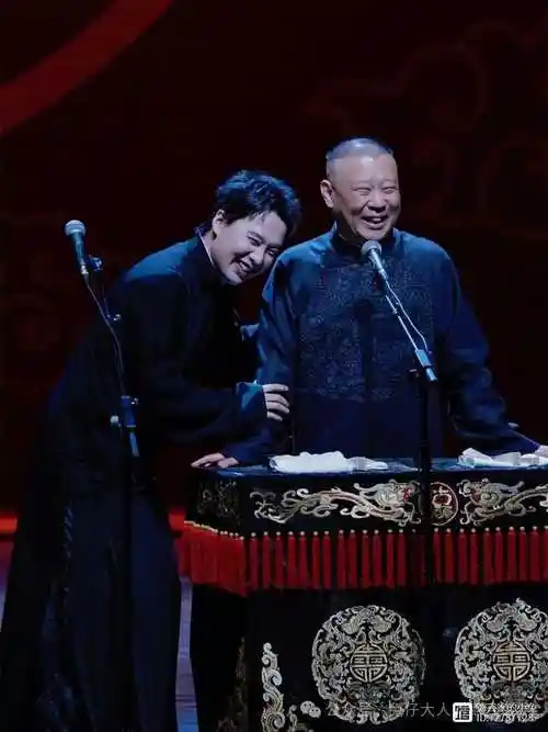 德云社秦霄贤做客郭麒麟综艺,二人同行被粉丝围堵,人气旺盛,不愧是