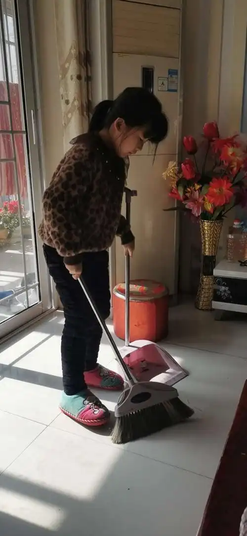 仔仔细细打扫卫生的同学们,和家长一起把家里收拾的干净整洁.