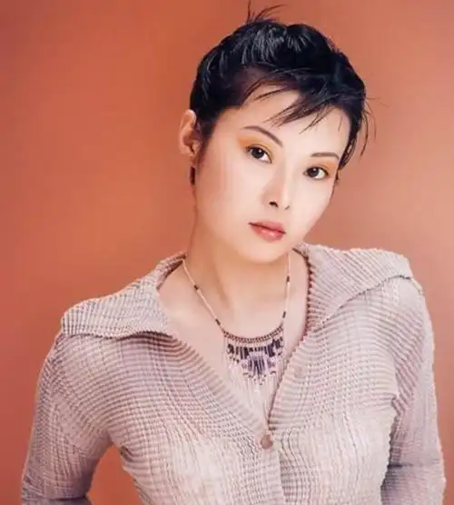 李静爆料:在考试时她就一直注意着袁立,袁立的头像只天鹅一样抬得高高