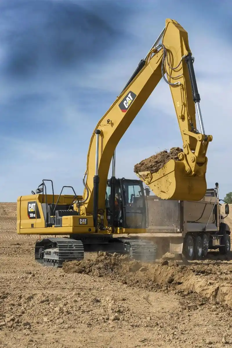 工程机械 #挖掘机 卡特330gc装土作业高清大片,铲斗有 - 抖音