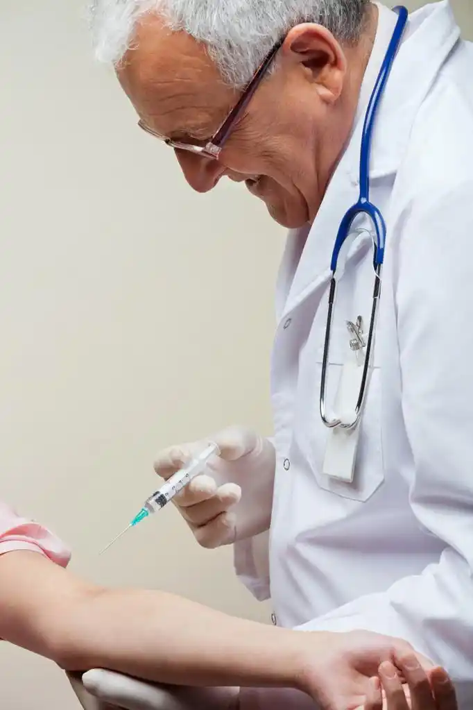 在手臂注射,医生在病人的手臂注射针