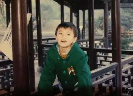 谁有许嵩小时候的照片啊 .