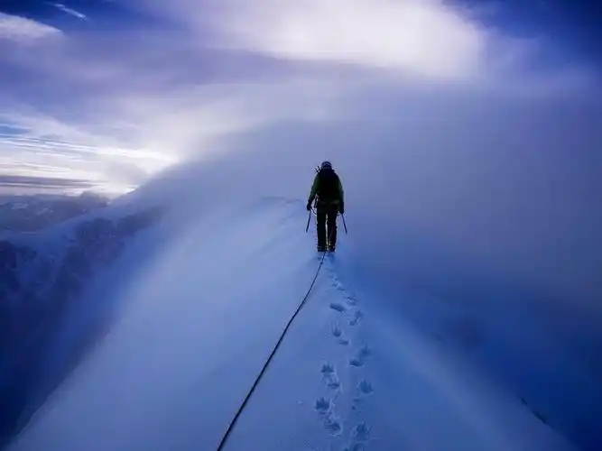 描述: 一座多雪的山的登山人-体育海报壁纸 当前壁纸尺寸: 1200 x 900