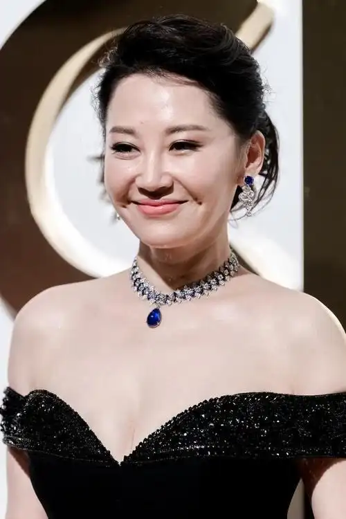 许晴穿露肩长裙秀丰满身材,梨涡醉人,但脖子的纹路却暴露了年纪