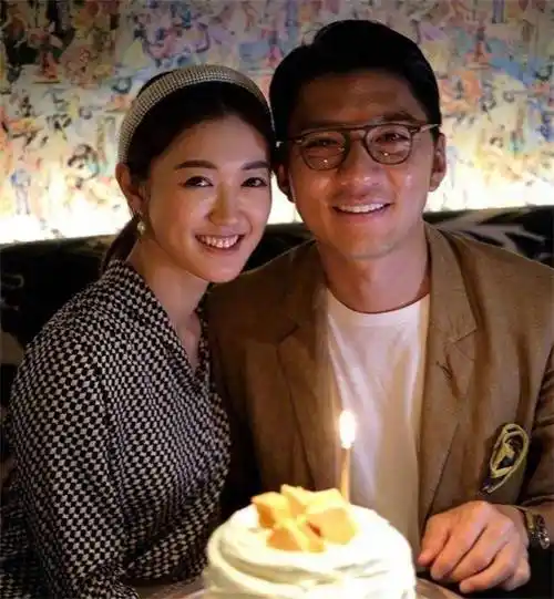 袁伟豪与张宝儿成婚,女方佩戴七对金手镯,两人年龄相差10岁