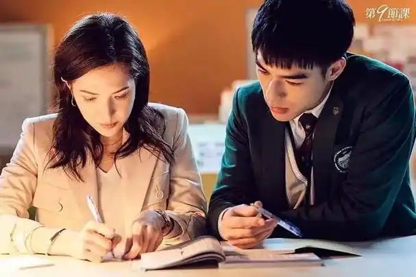 由许玮甯,陈昊森主演的电视剧《第9节课》开播后引起关注.