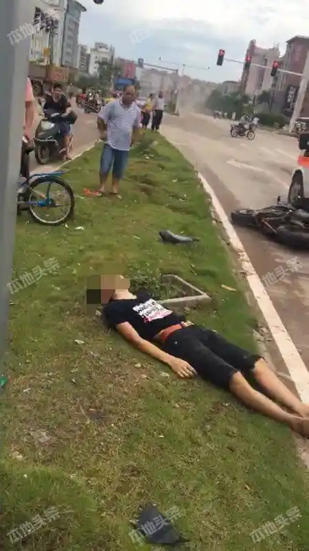 一名年轻男子驾驶一辆男装摩托撞向绿化带,当场死亡