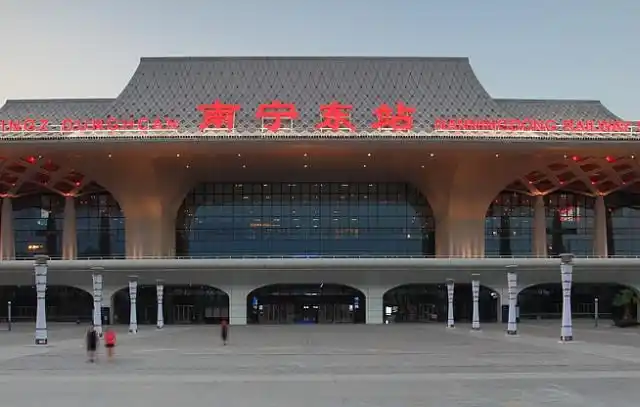 南宁东站站台规模为13套30线,总建筑面积26747100平方米.