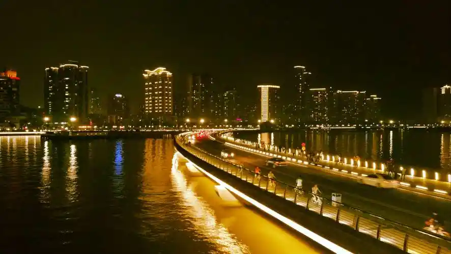 珠海情侣路风情