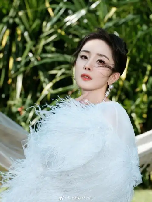 尖叫之夜红毯##2023爱奇艺尖叫之夜##杨幂造型预告