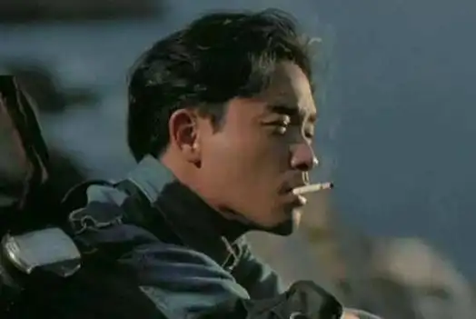 敢当着镜头大胆抽烟的只有张国荣了,他吸烟的样好酷,魅力四射