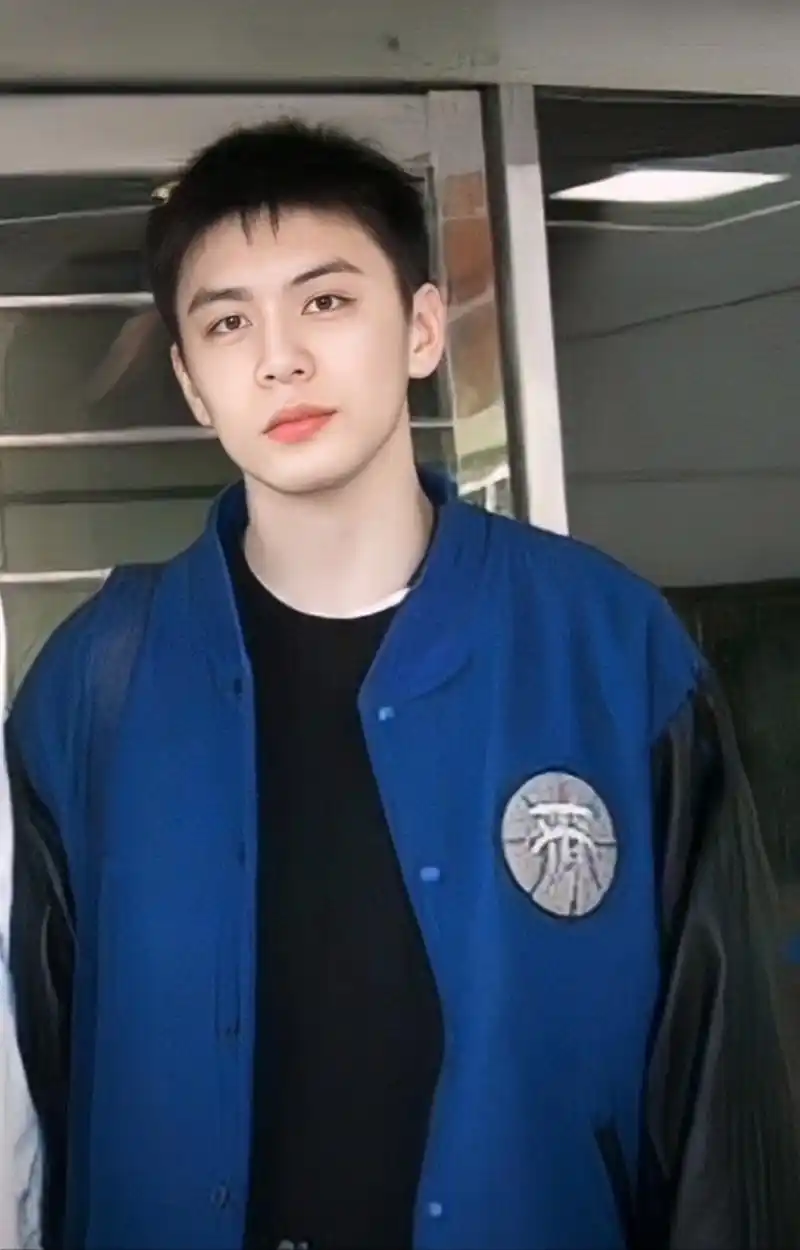 这颜值不输影星影帝呀!中国男篮90最帅一哥～杨鸣
