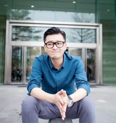 晒与蒋欣林永健剧照显呆萌 演员张戈生日发文