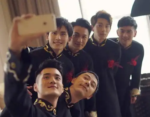 看着陈晓闭目思考答案,伴郎们个个紧张不已,一听到要受惩罚,为了好