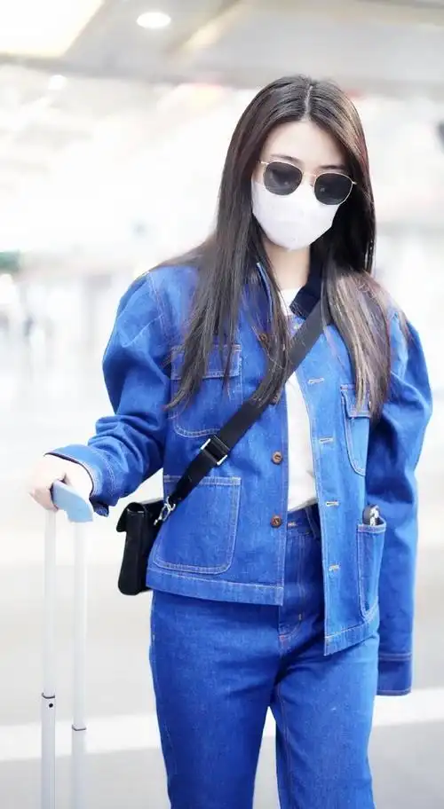 梁洁机场牛仔套装路透##梁洁进组路透