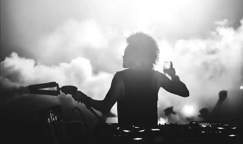 人物男人艺术设计单色抽烟menmonochromesmoke壁纸图片