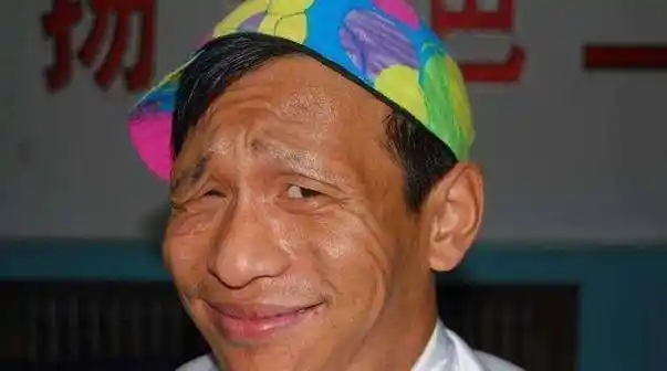 有一种"整容"叫宋小宝留胡子,判若两人,网友:斯坦森植发了?