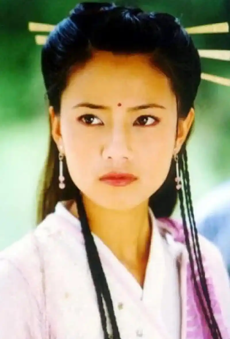 高圆圆在倚天屠龙记中饰演的周芷若最开始的定妆照居然是这样的,与剧