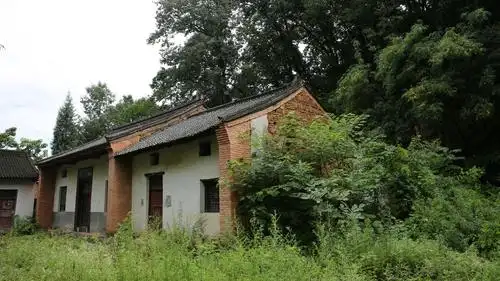 村民搬下山土坯房闲置无人住,稍加改造后住进城里人,过田园生活